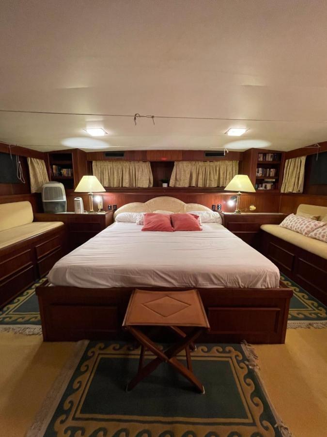 Hotel Yacht Our Alissa Сан-Адріа-де-Бесос Екстер'єр фото