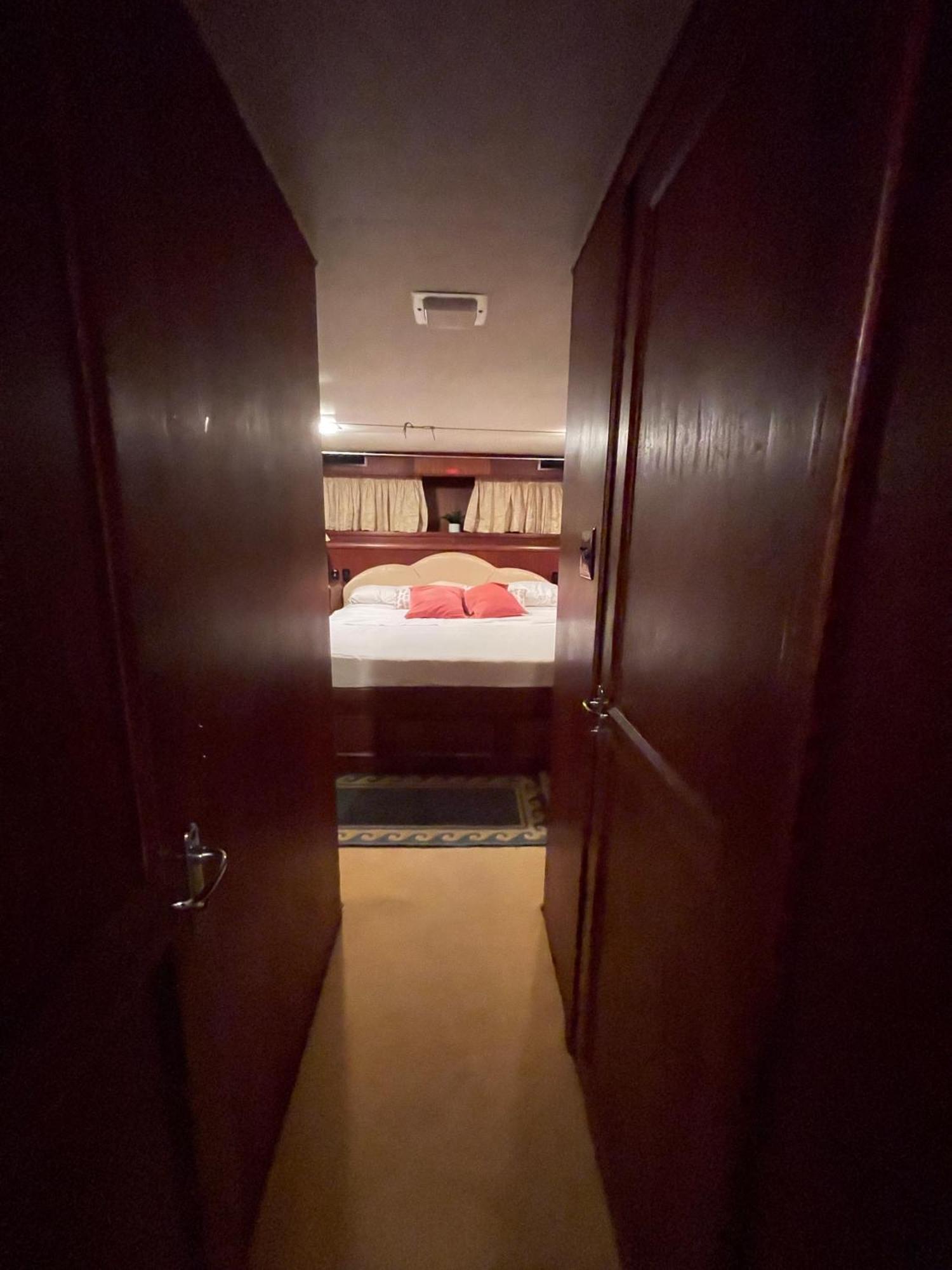 Hotel Yacht Our Alissa Сан-Адріа-де-Бесос Екстер'єр фото